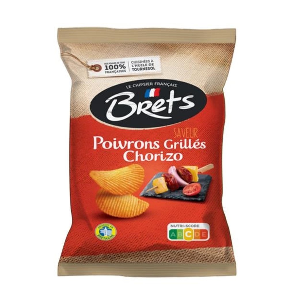 Un paquet rouge et brun sur fond blanc avec 2 chips et une planche noire avec une brochette de saucissons rouges