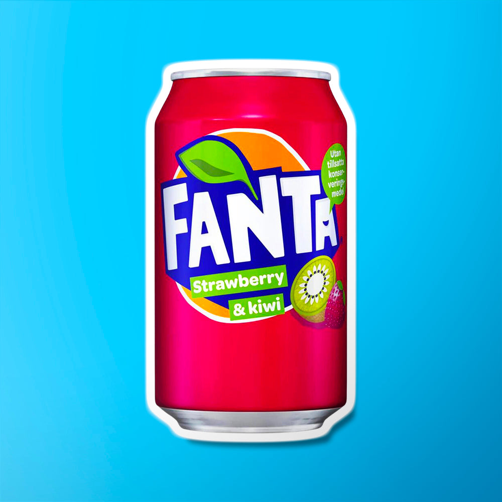 Une canette rouge sur fond bleu avec le logo Fanta et à droite une fraise et un demi kiwi