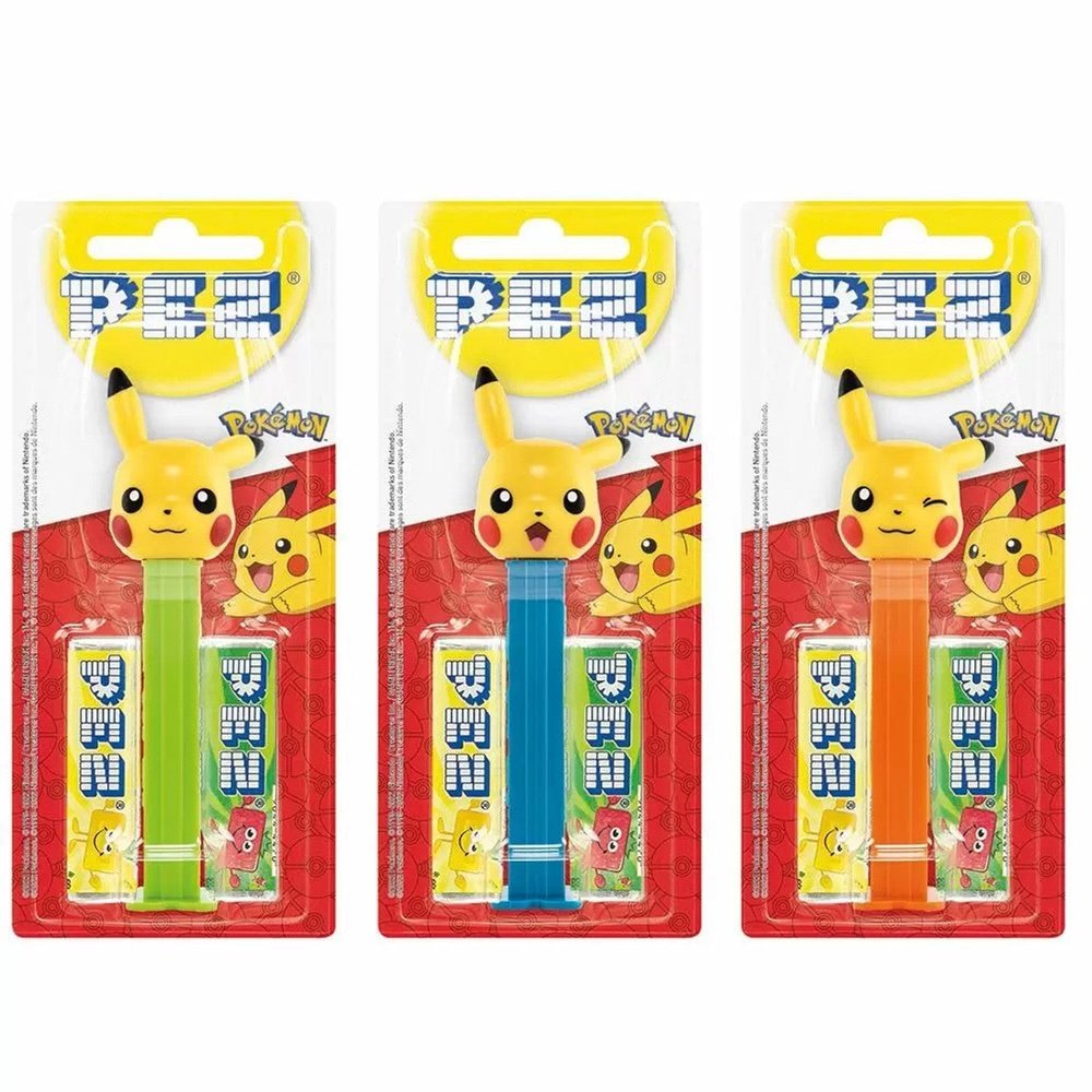 3 emballages blanc et rouge avec des têtes de Pikachu sur tubes respectivement vert, bleu et orange. Le tout sur fond blanc