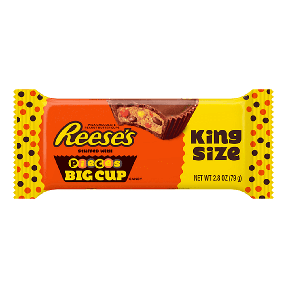 Un emballage orange avec des extrémités jaunes sur fond blanc avec écrit « Reese’s » à gauche et à droite il y a un chocolat en cup qui est croqué et on y voit une pâte brune claire avec des morceaux colorés 